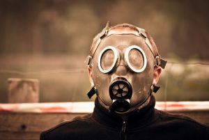 Sommelier con maschera anti gas